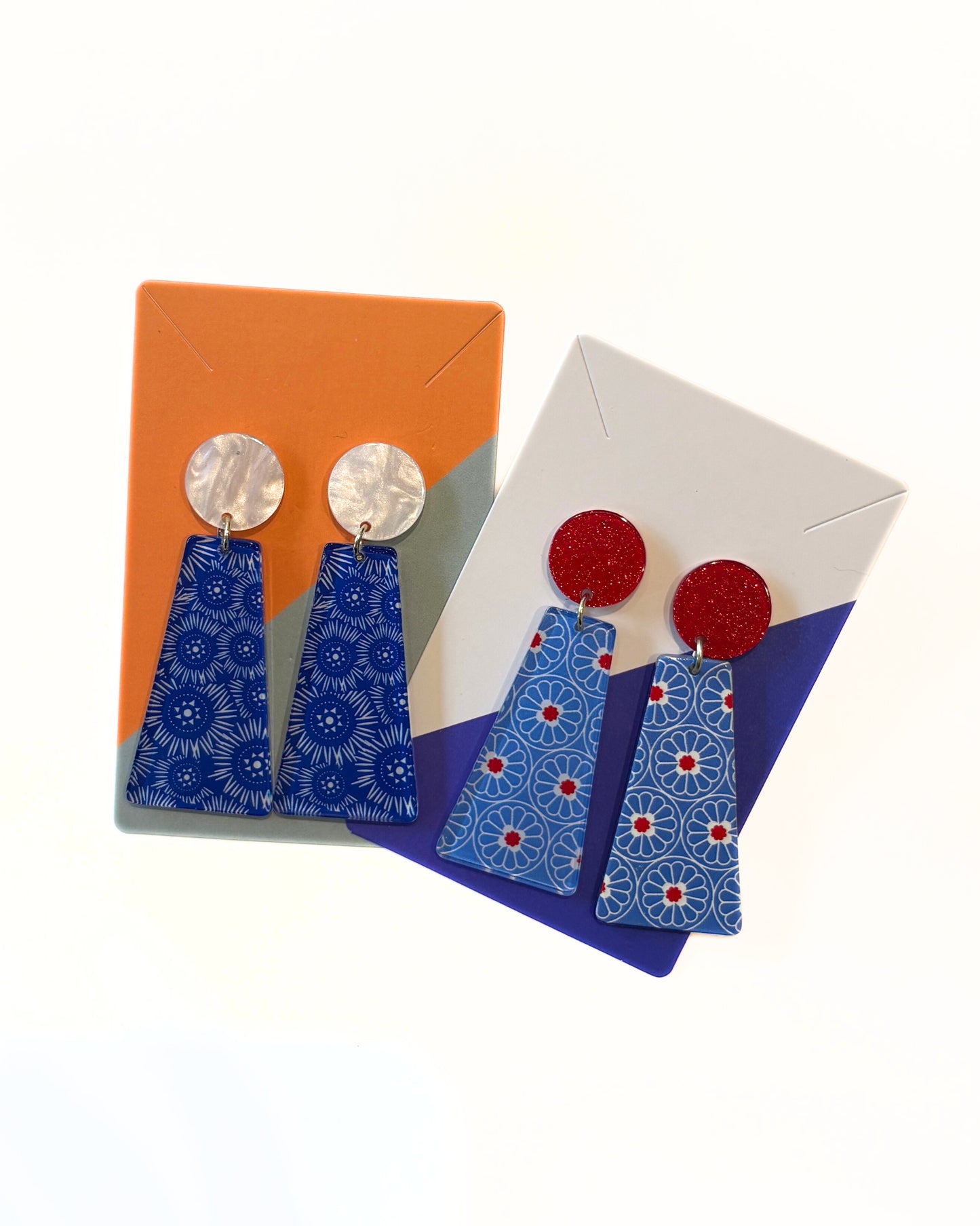 Ohrringe mit Acrylanhängern in rot/blau oder weiß/blau