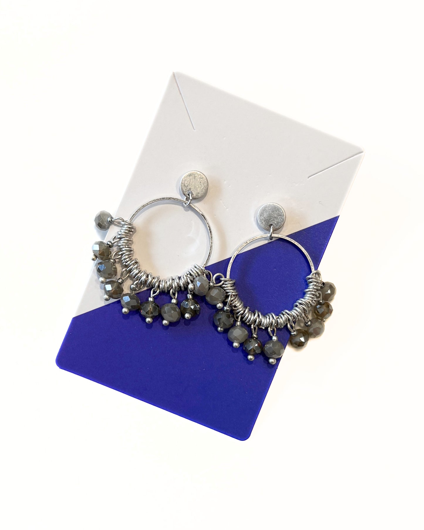 Silberfarbene Hoops mit Perlen