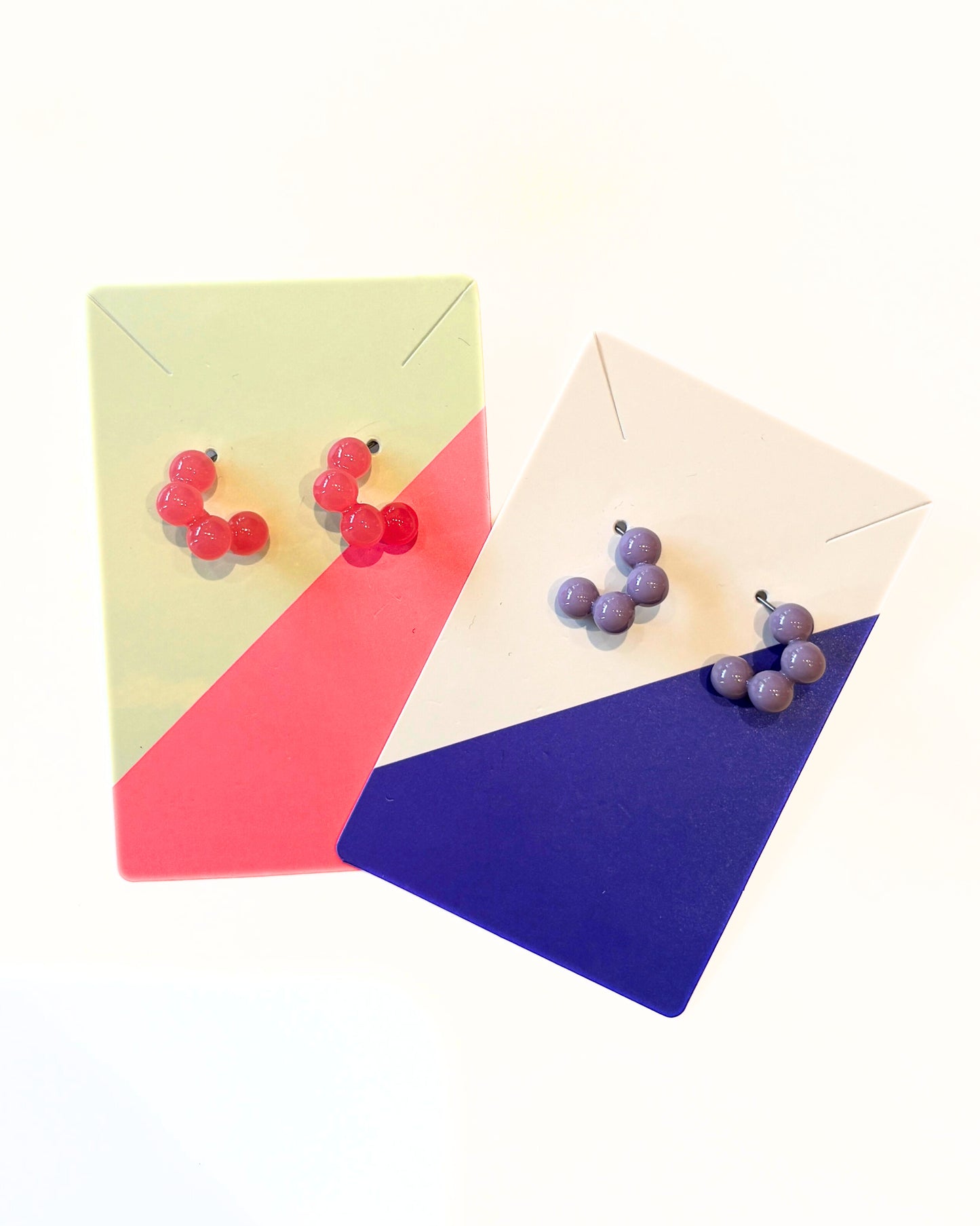 Farbenfrohe kleine Hoop-Ohrringe