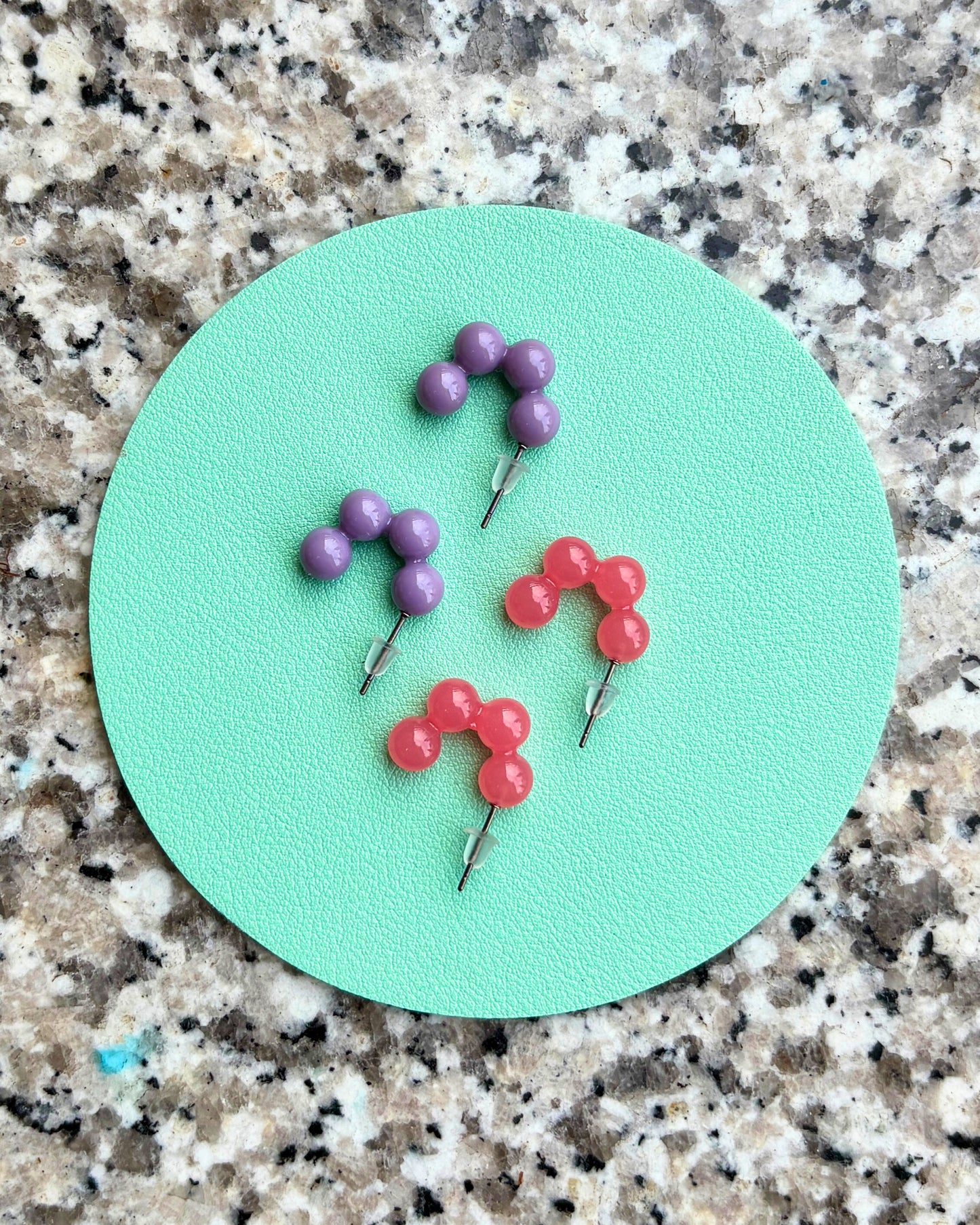 Farbenfrohe kleine Hoop-Ohrringe