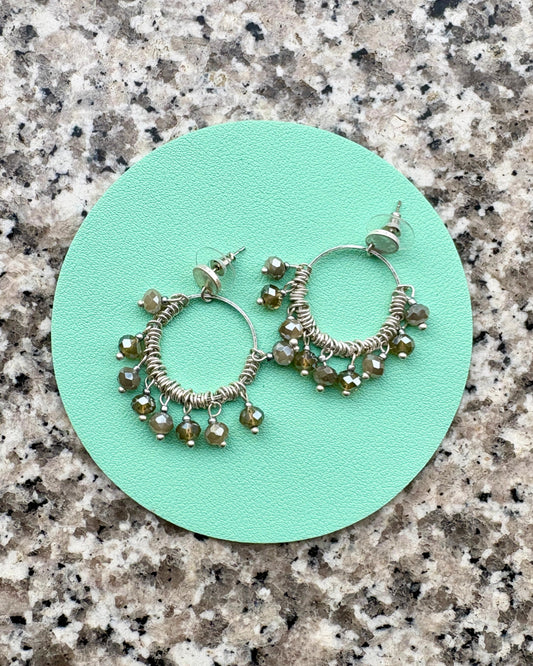 Silberfarbene Hoops mit Perlen